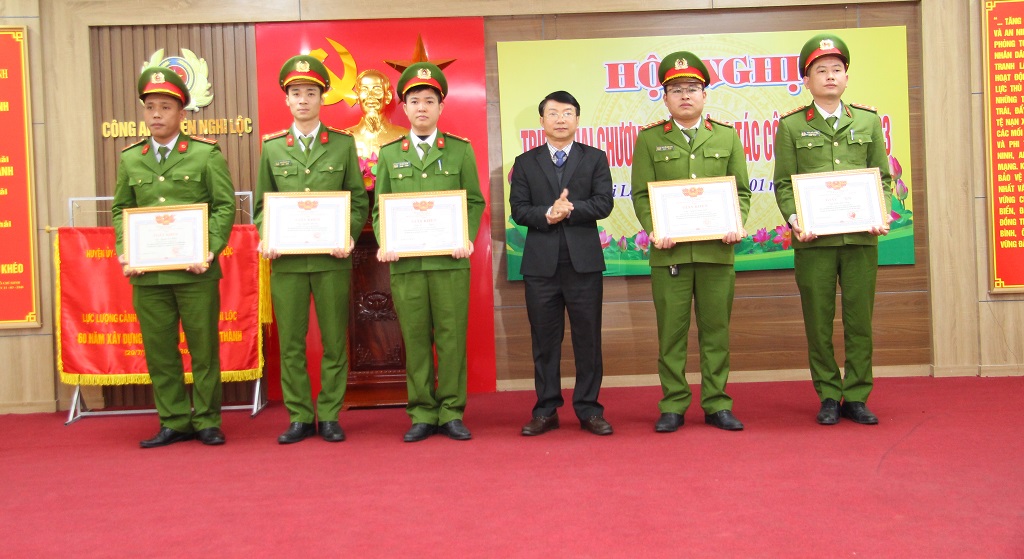 Trao thưởng cho các tập thể, cá nhân có thành tích xuất sắc trong năm 2022