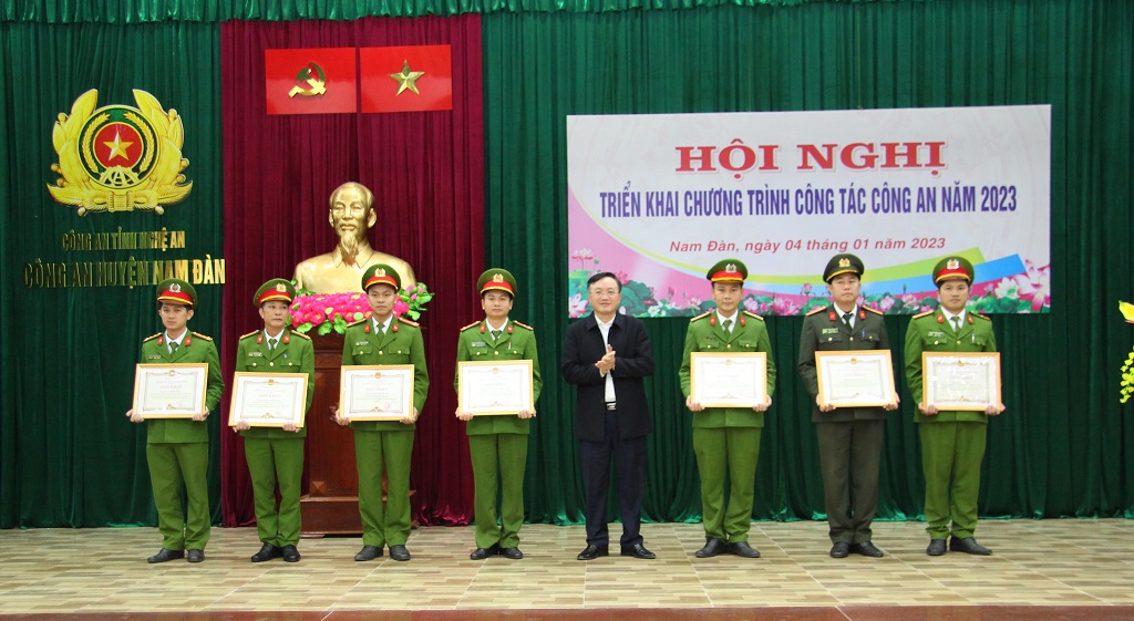 Trao thưởng cho các tập thể, cá nhân có thành tích xuất sắc trong năm 2022