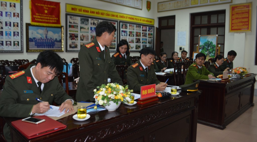 Các đại biểu và tập thể lãnh đạo, cán bộ, chiến sĩ trong đơn vị