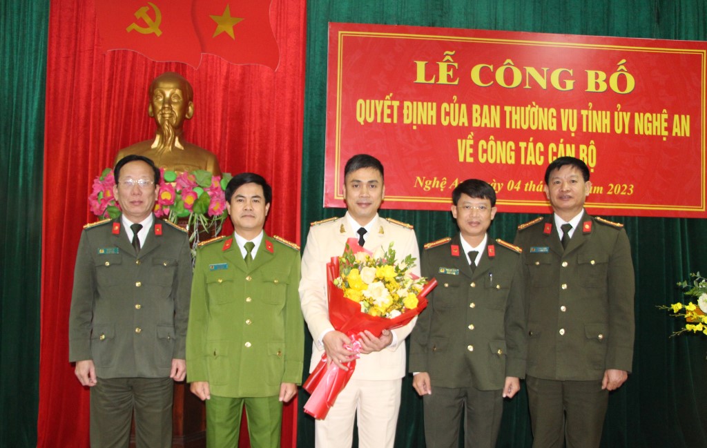 Các đồng chí UBKT Đảng ủy Công an tỉnh tặng hoa chúc mừng tân Phó Chủ nhiệm UBKT Đảng ủy