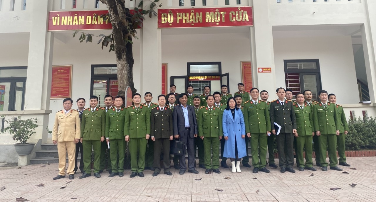 Các đại biểu chụp hình lưu niệm tại Bộ phận một cửa kiểu mẫu Công an huyện Anh Sơn