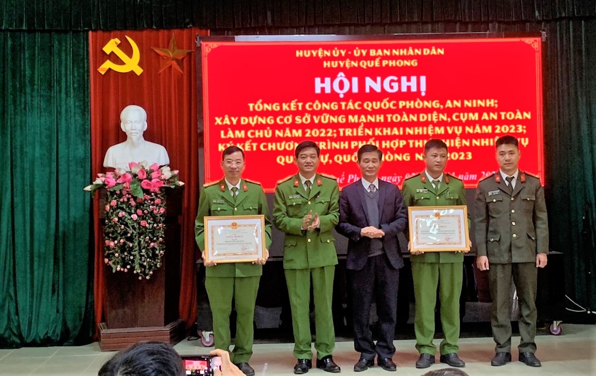 Lãnh đạo huyện Quế Phong trao thưởng thành tích xuất sắc của Công an Quế Phong, ngày 05/01/2023