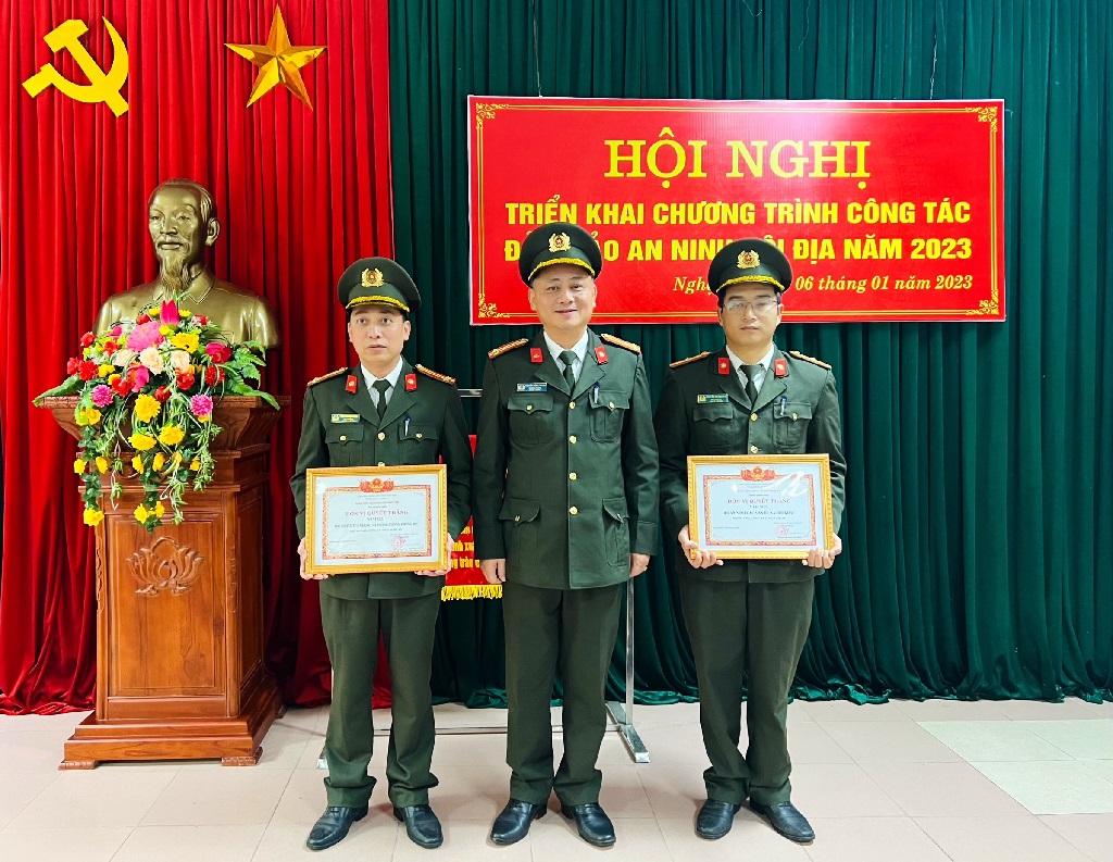 Trao danh hiệu “Đơn vị Quyết thắng” cho 02 tập thể