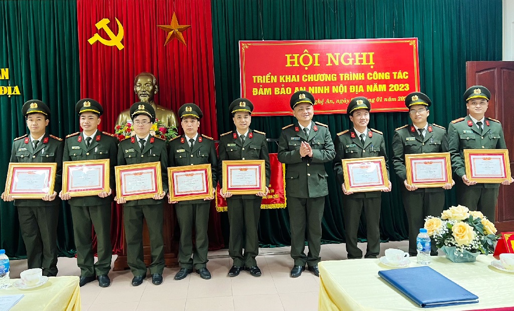 Trao danh hiệu “Chiến sĩ thi đua cơ sở” cho các cá nhân