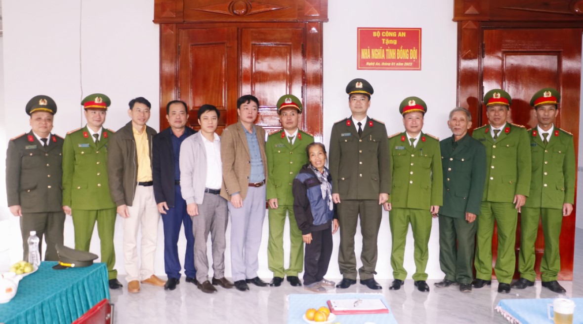Bàn giao Nhà tình nghĩa cho cán bộ Công an xã