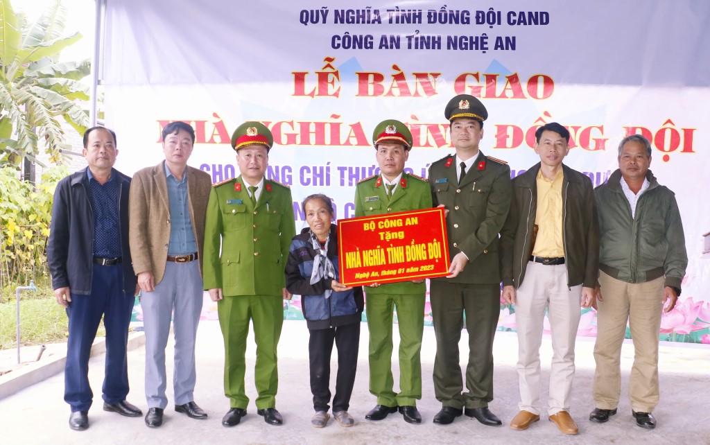 Đại diện Công an tỉnh Nghệ An, Công an huyện Tân Kỳ và đại diện chính quyền địa phương bàn giao nhà cho gia đình đồng chí Thượng uý Trương Văn Dương