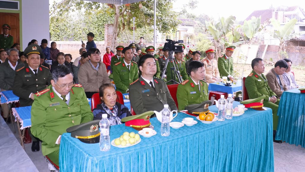 Đại biểu và đông đảo bà con Nhân dân đã có mặt tại buổi lễ