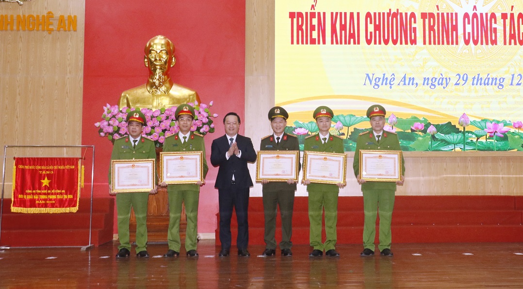 Tại Hội nghị triển khai công tác năm 2023 của Công an tỉnh, thừa ủy quyền, đồng chí Nguyễn Đức Trung - Phó Bí thư Tỉnh ủy, Chủ tịch UBND tỉnh trao Bằng khen của Thủ tướng Chính phủ tặng Phòng Cảnh sát QLHC về TTXH (ngoài cùng bên phải)