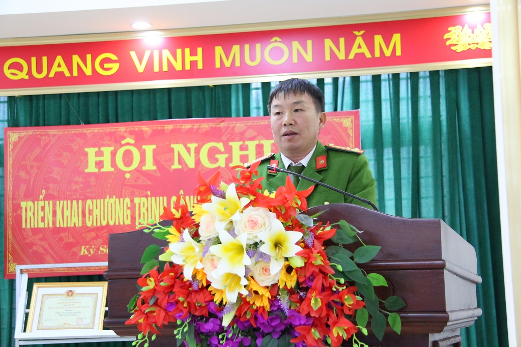 Các đồng chí Phó Trưởng Công an huyện Kỳ Sơn phát biểu tại Hội nghị