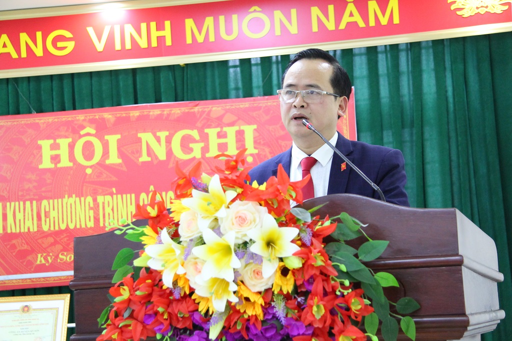 Đồng chí Nguyễn Hữu Minh, Chủ tịch UBND huyện Kỳ Sơn phát biểu tại Hội nghị