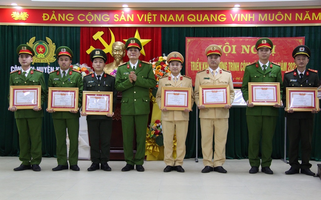 Trao thưởng cho các tập thể, cá nhân có thành tích xuất sắc trong năm 2022