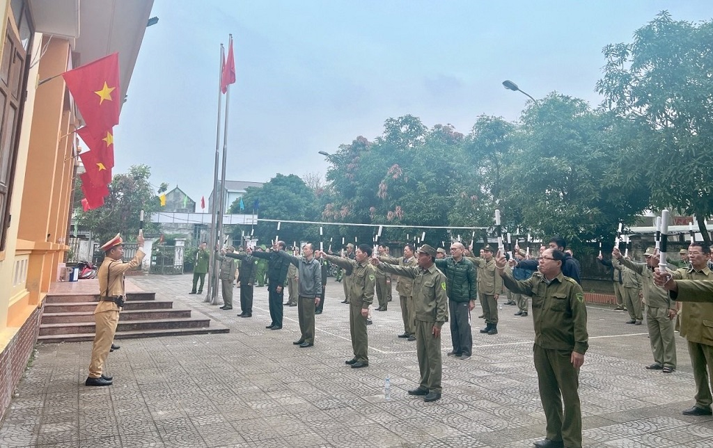 Lực lượng Cảnh sát giao thông hướng dẫn thực hành các động tác và âm hiệu còi cho học viên tham gia