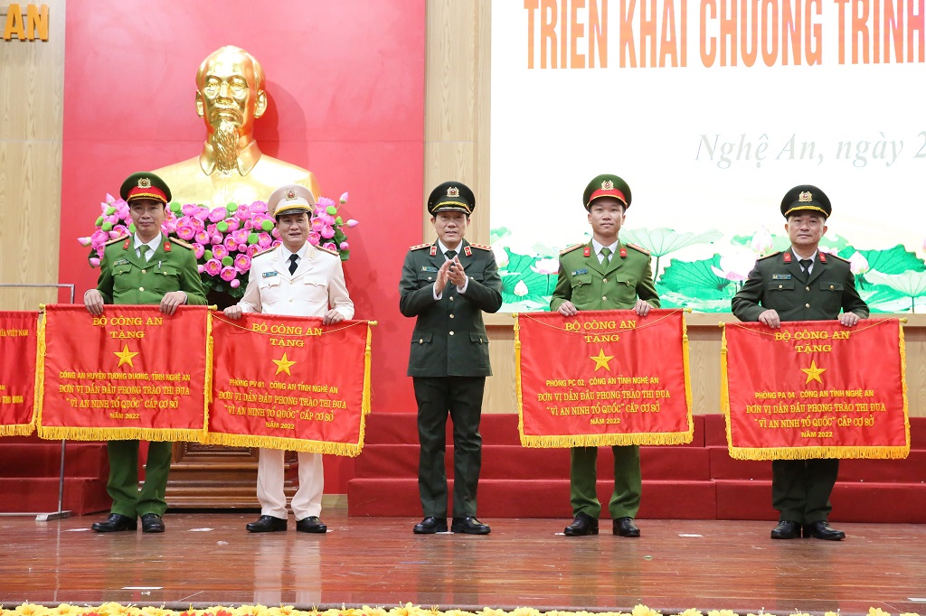 Đồng chí Thượng  tá Trần Đức Thân - Trưởng Phòng Cảnh sát hình sự (đứng thứ hai từ phải qua) nhận cờ thi đua của Bộ Công an