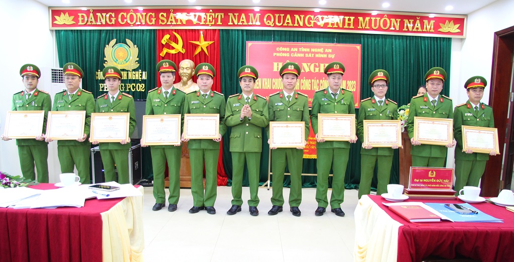 Trao thưởng cho các tập thể, cá nhân có thành tích xuất sắc trong năm 2022