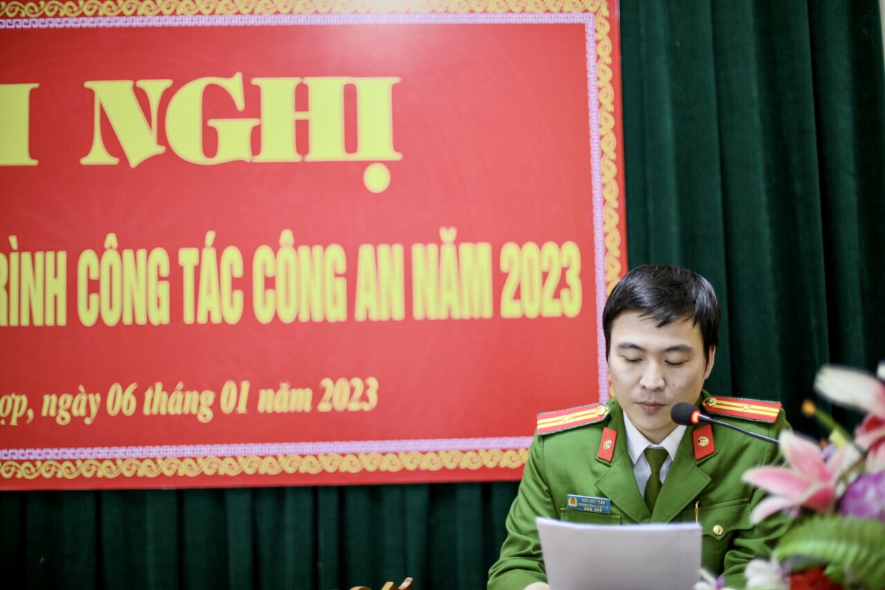 Đồng chí Thiếu tá Ngô Anh Tuấn, Trưởng Công an huyện Quỳ Hợp phát biểu tại Hội nghị