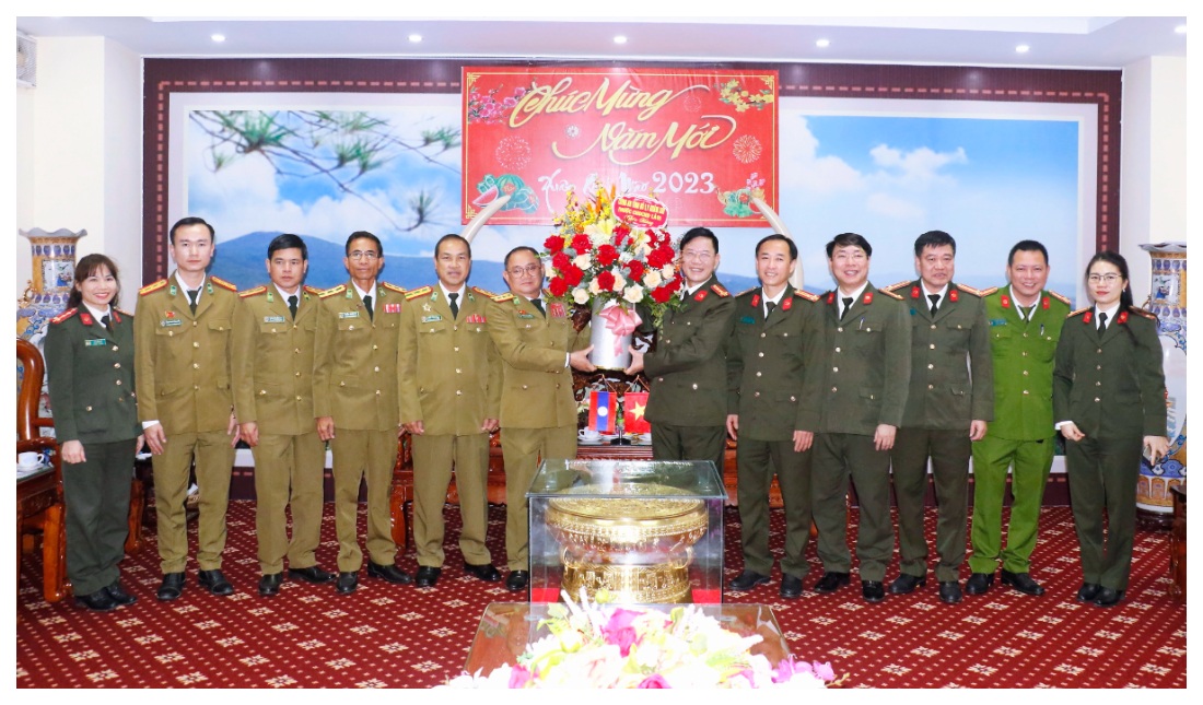 Công an nước bạn Lào thăm, chúc Tết Công an Nghệ An