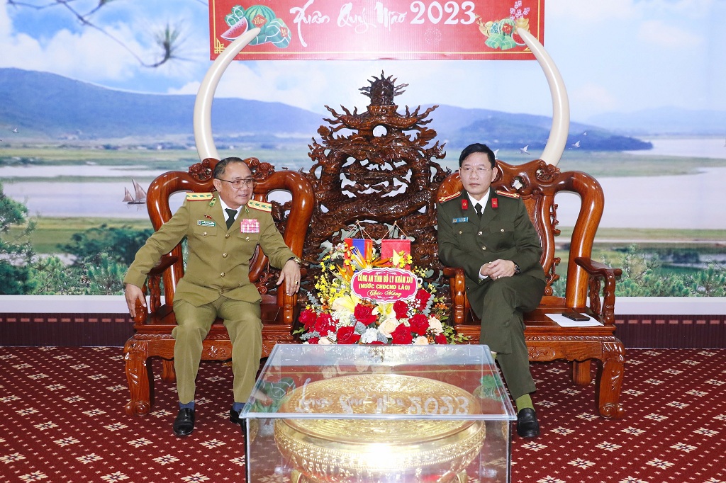 Đoàn công tác Công an tỉnh Bô-ly-khăm-xay sang thăm, tặng quà và chúc mừng tỉnh Nghệ An nhân dịp chuẩn bị đón Tết Nguyên đán Quý Mão 2023
