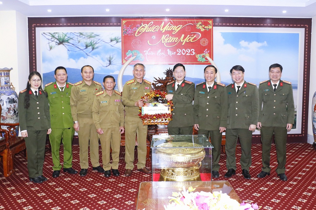 Đoàn công tác Công an tỉnh Xiêng Khoảng sang thăm, tặng quà và chúc mừng tỉnh Nghệ An nhân dịp chuẩn bị đón Tết Nguyên đán Quý Mão 2023