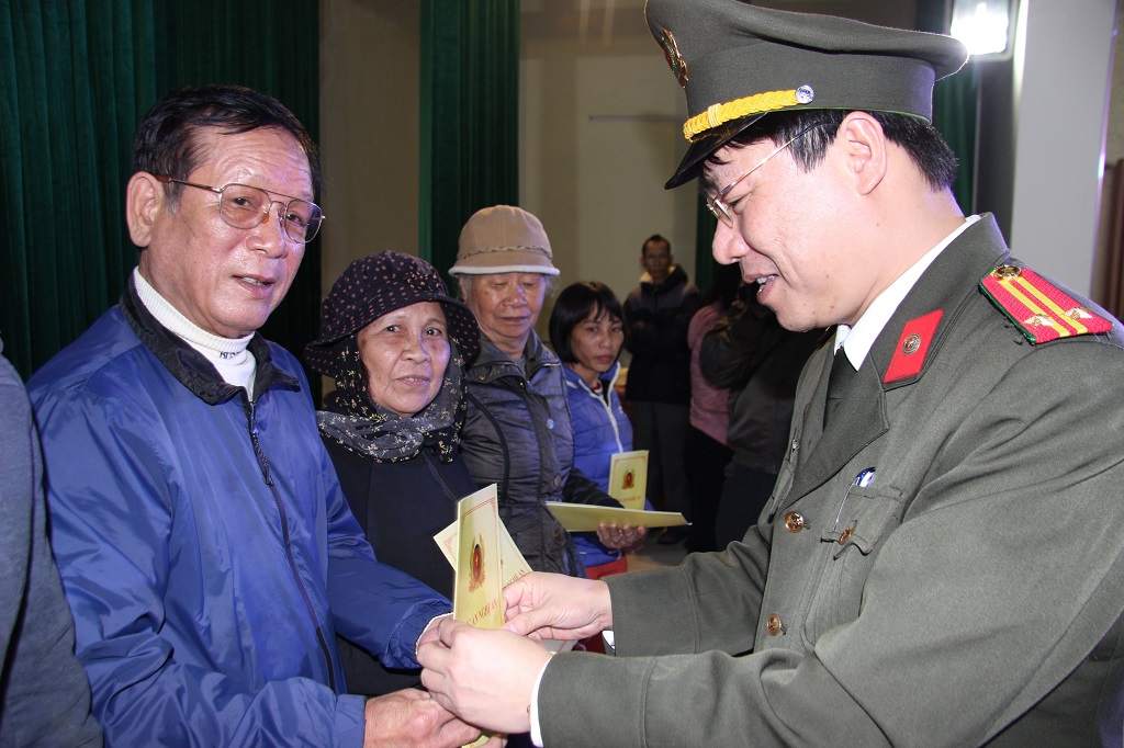 Lãnh đạo Phòng Tham mưu tặng quà cho các trường hợp có hoàn cảnh khó khăn trên địa bàn phường Hưng Dũng, thành phố Vinh