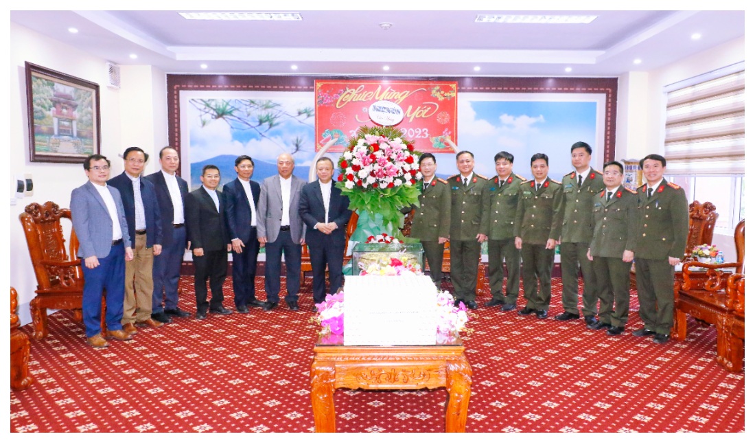 Toà Giám mục Giáo phận Vinh chúc Tết Công an tỉnh