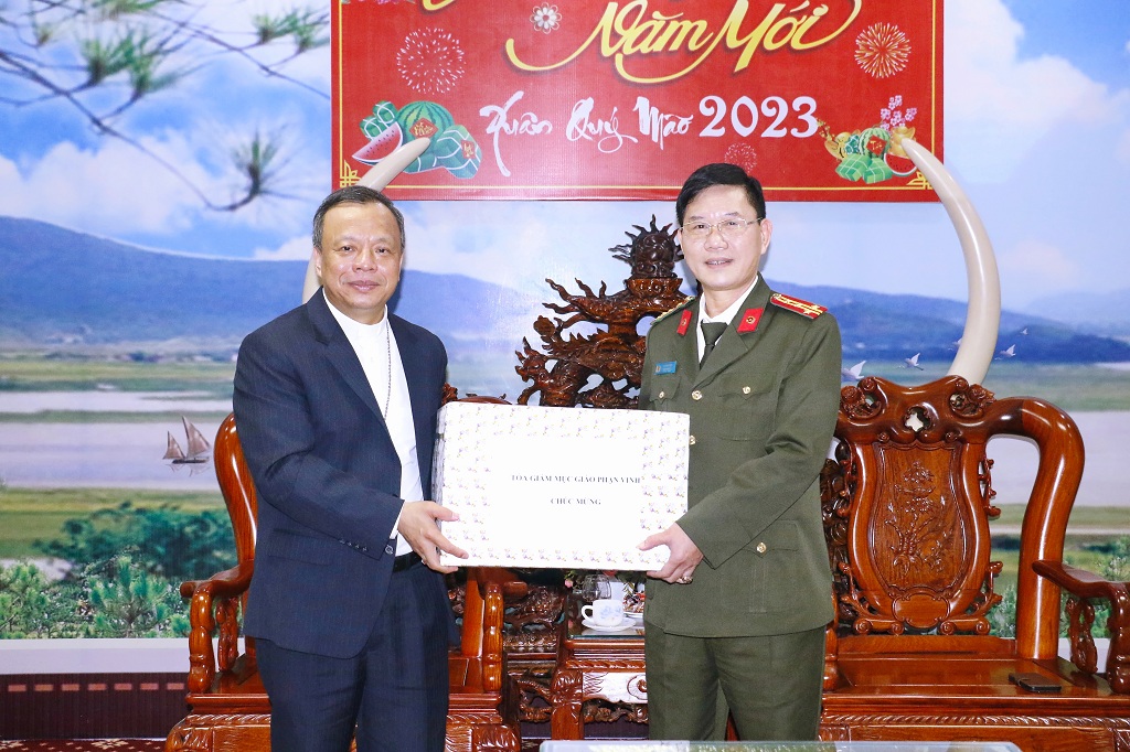 Giám mục Phêrô Nguyễn Văn Viên tặng quà và chúc Tết Công an tỉnh Nghệ An