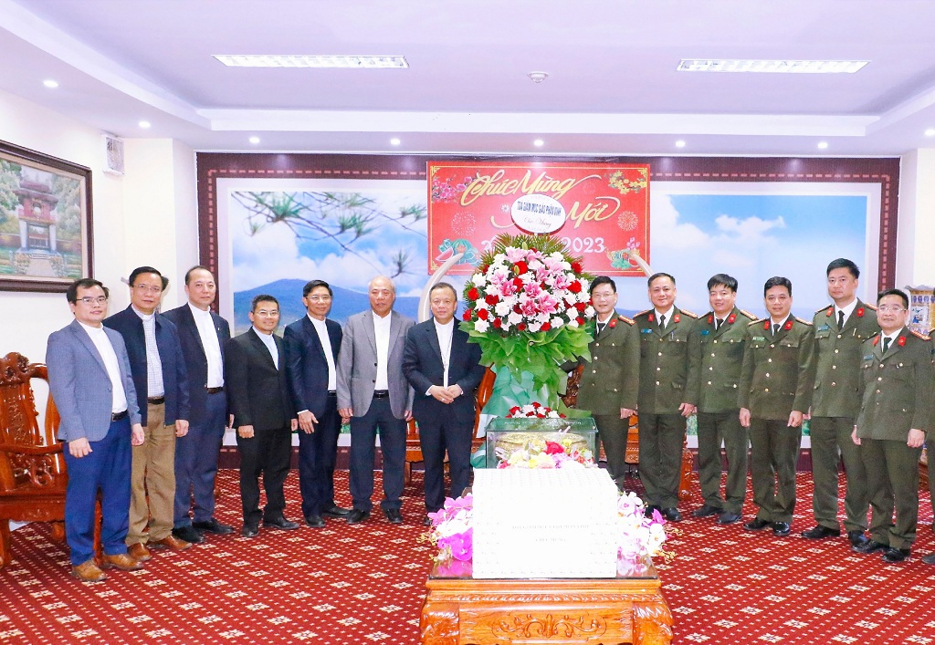 Toà Giám mục Giáo phận Vinh tặng hoa chúc mừng Công an tỉnh Nghệ An nhân dịp đón năm mới Quý Mão 2023