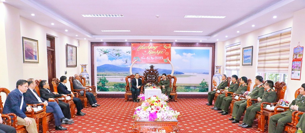 Toà Giám mục Giáo phận Vinh tặng hoa chúc mừng Công an tỉnh Nghệ An nhân dịp đón năm mới Quý Mão 2023