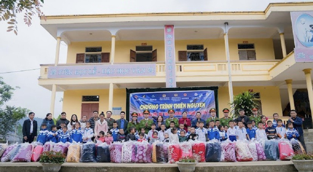 Phòng Cảnh sát hình sự phối hợp cùng các đơn vị trao tặng quà tới các gia đình có hoàn cảnh khó khăn và học sinh có hoàn cảnh khó khăn vươn lên học giỏi