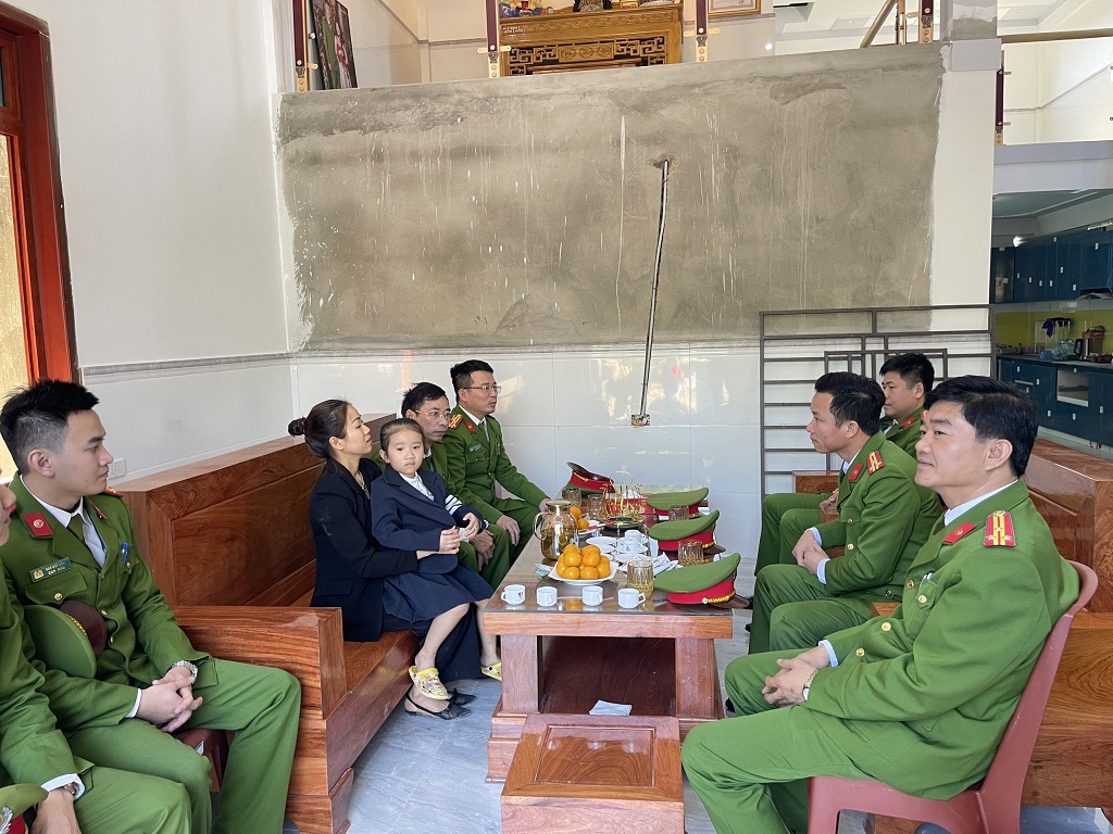 Phòng Cảnh sát hình sự thăm hỏi, tặng quà và thắp hương tri ân tới gia đình Liệt sĩ Sầm Quốc Nghĩa (tại xã Châu Thắng, huyện Quỳ Châu)