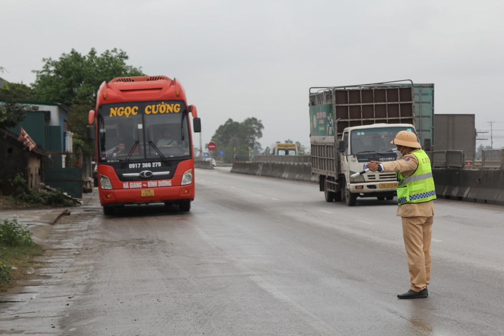 Cán bộ CSGT Công an tỉnh Nghệ An thực hiện nhiệm vụ tuần tra kiểm soát trên tuyến QL1A đoạn qua huyện Diễn Châu