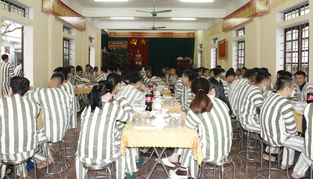 Các phạm nhân quây quần bên mâm cơm tất niên