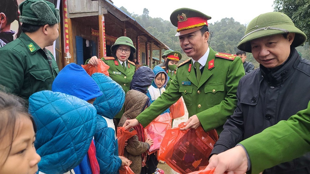 Phòng Cảnh sát điều tra tội phạm về ma túy tặng quà thầy và trò Trường Tiểu học Tri Lễ 4