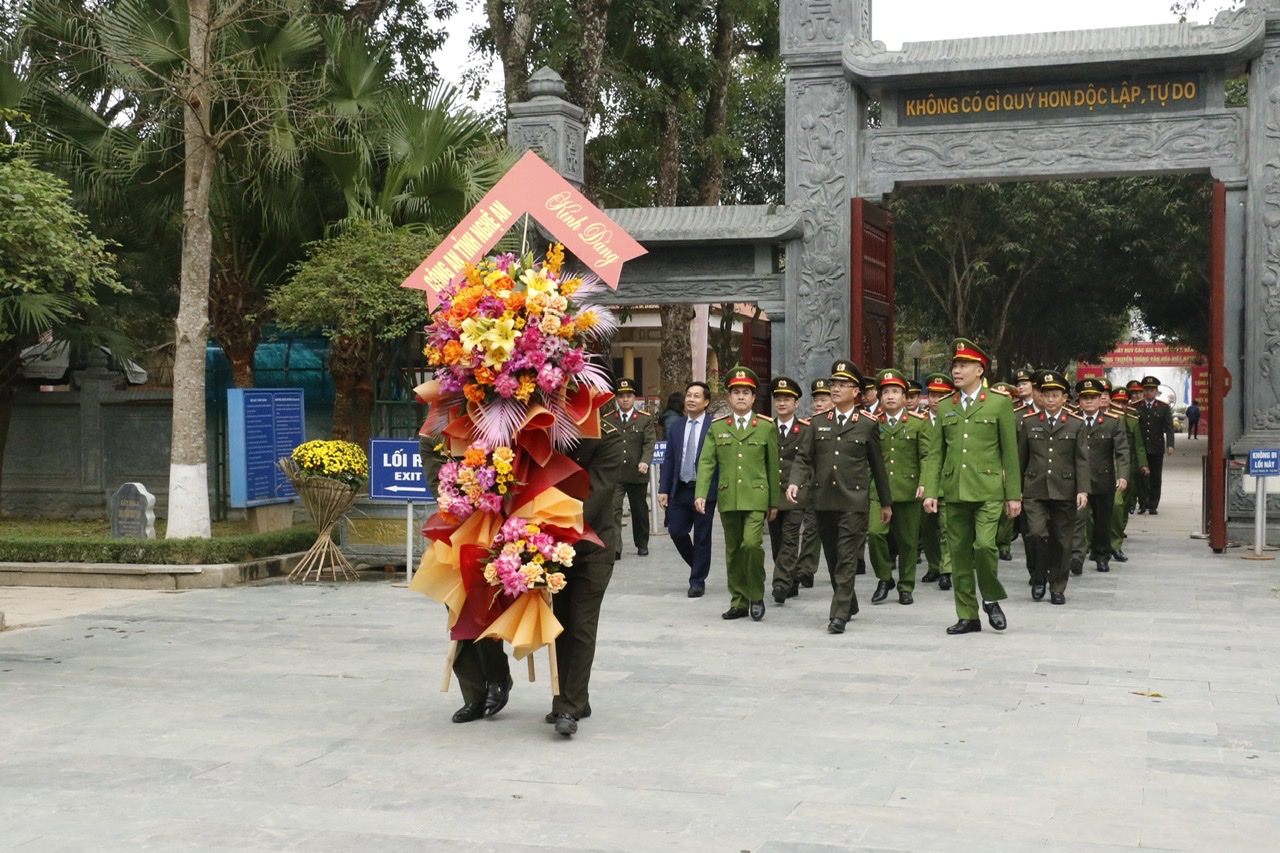 Công an Nghệ An dâng hoa, dâng hương tưởng niệm Chủ tịch Hồ Chí Minh