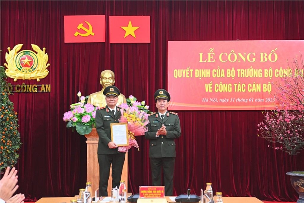 Thứ trưởng Trần Quốc Tỏ trao Quyết định đối với Trung tướng Tô Ân Xô.