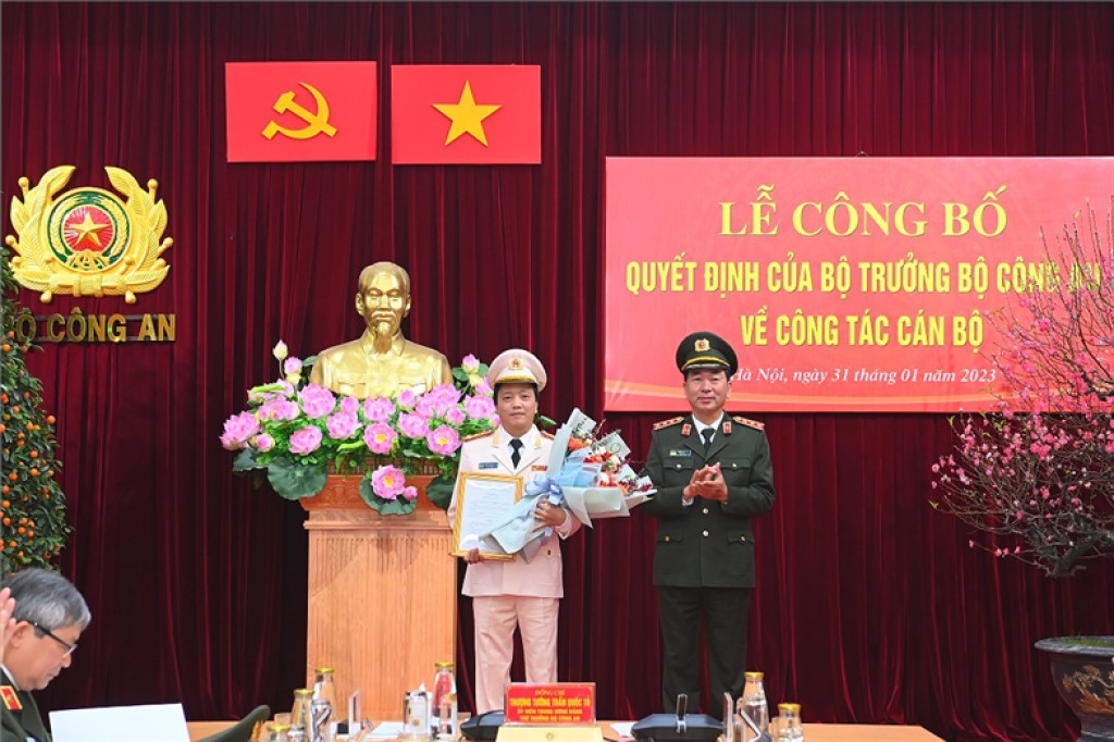 Thứ trưởng Trần Quốc Tỏ trao Quyết định đối với Đại tá Đặng Hồng Đức.