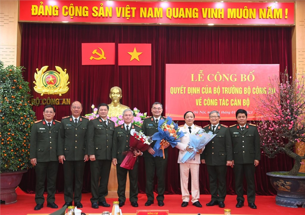 Đảng ủy lãnh đạo Văn phòng Bộ Công an tặng hoa chúc mừng các đồng chí vừa được nhận Quyết định ngày hôm nay.