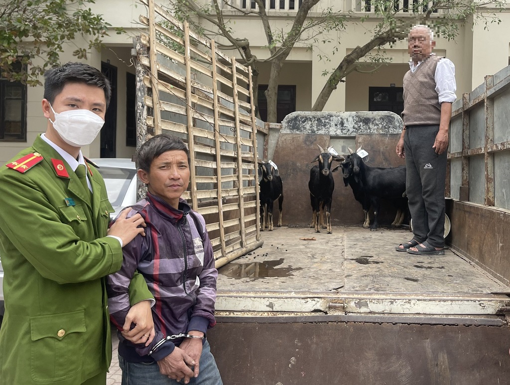Chu Văn Hùng cùng tang vật vụ án