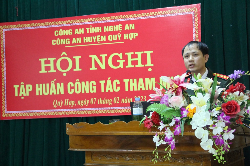 Báo cáo viên truyền đạt kiến thức tại Hội nghị