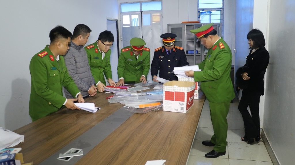 Lực lượng chức năng tiến hành khám xét tại trụ sở Công ty cổ phần Đầu tư xây dựng bất động sản Phoenix
