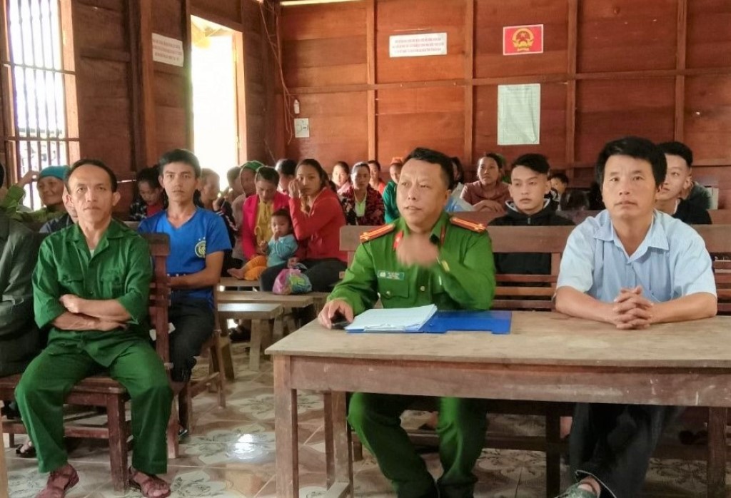 Chính quyền và đông đảo bà con Nhân dân tham gia buổi tuyên truyền phòng chống di dịch cư trái pháp luật