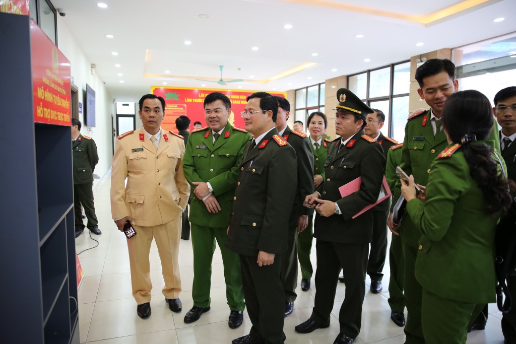 Đoàn Công an tỉnh Đồng Nai tham quan một số đơn vị của Công an tỉnh Nghệ An như Phòng Cảnh sát Quản lý hành chính về trật tự xã hội, Phòng Quản lý Xuất nhập cảnh và Công an một số phường, xã