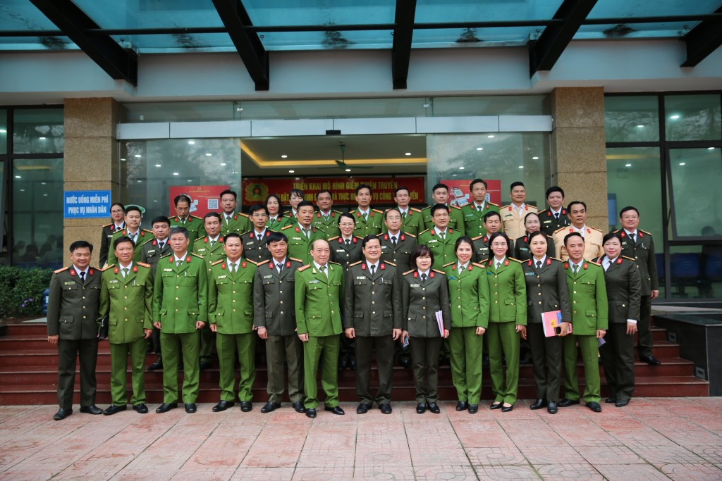 Đoàn công tác chụp ảnh lưu niệm tại trụ sở Công an tỉnh và bộ phận một cửa Công an Nghệ An