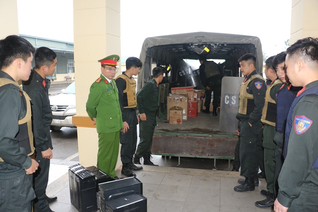 Lực lượng Công an thu giữ các tài liệu liên quan đến hành vi nhận hối lộ và môi giới hối lộ
