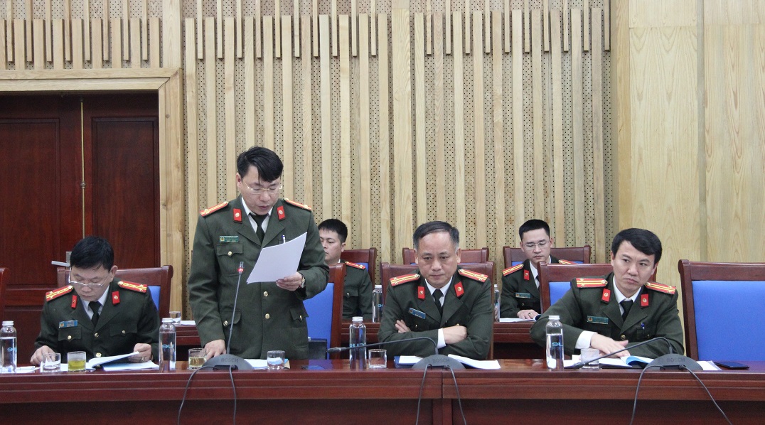Đại diện lãnh đạo Phòng Tham mưu Công an tỉnh trình bày Báo cáo tóm tắt kết quả hoạt động của 02 Ban chỉ đạo năm 2022