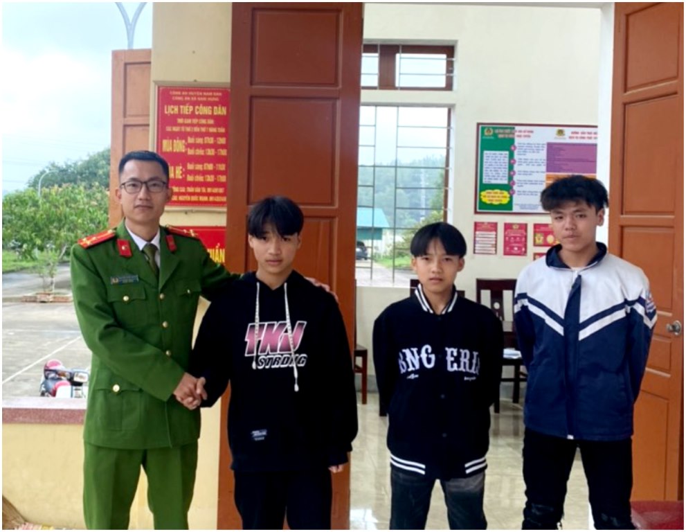 Hành động đẹp của 03 học sinh đã nhận được nhiều lời ngợi khen