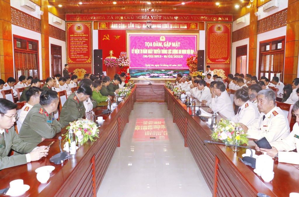 Đông đảo đại biểu cùng các thế hệ cán bộ, chiến sĩ lực lượng An ninh nội địa Công an Nghệ An có mặt tại buổi tọa đàm