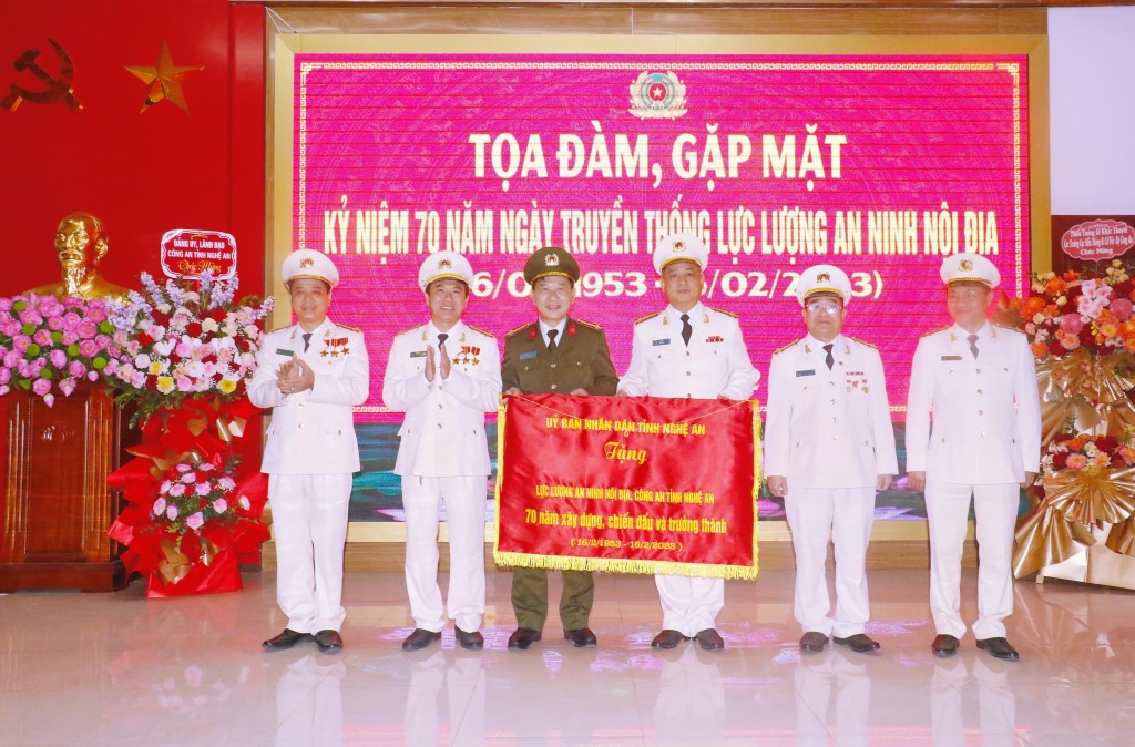 Thừa ủy quyền của Chủ tịch UBND tỉnh, đồng chí Đại tá Lê Văn Thái, Phó Giám đốc Công an tỉnh trao Bức trướng của UBND tỉnh tặng lực lượng An ninh nội địa Công an Nghệ An