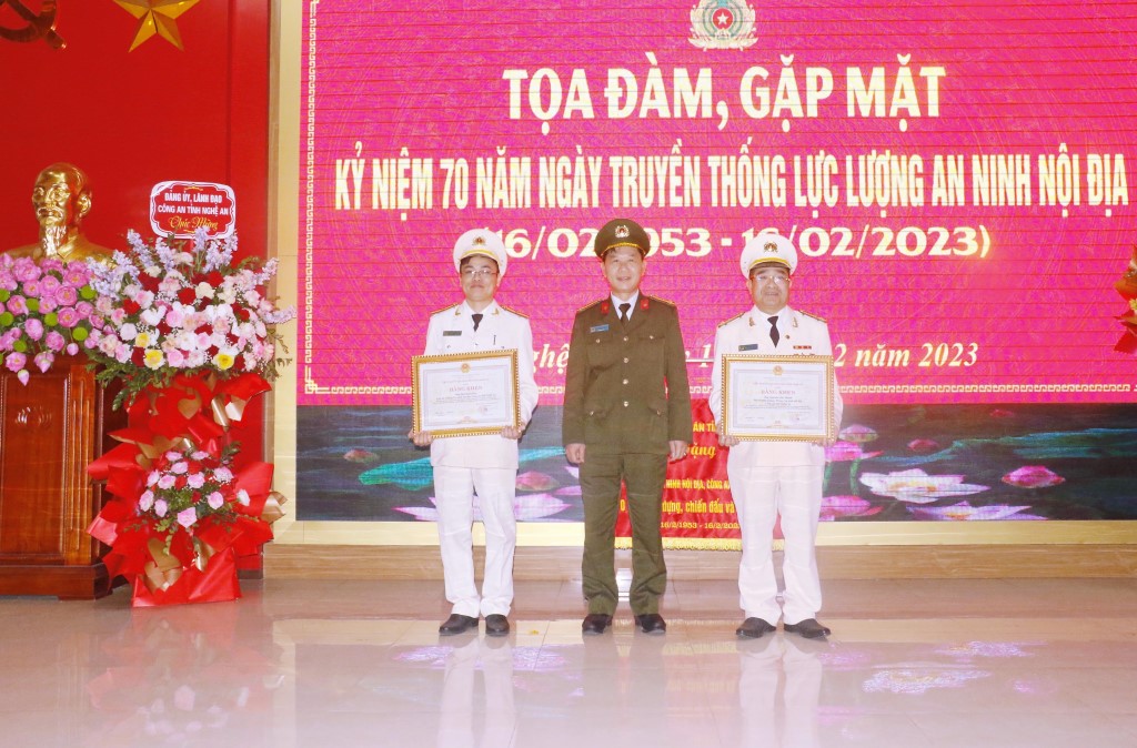 Thừa ủy quyền của Chủ tịch UBND tỉnh, đồng chí Đại tá Lê Văn Thái, Phó Giám đốc Công an tỉnh đã trao Bằng khen của UBND tỉnh cho các cá nhân có thành tích xuất sắc thuộc lực lượng An ninh nội địa Công an Nghệ An