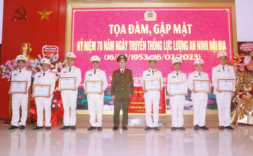 Thay mặt Lãnh đạo Công an tỉnh, đồng chí Đại tá Lê Văn Thái trao Giấy khen của Giám đốc cho các cá nhân có thành tích xuất sắc thuộc lực lượng An ninh nội địa Công an Nghệ An