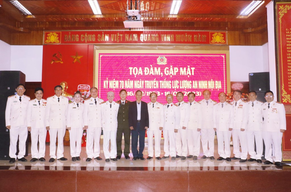 Đồng chí Đại tá Lê Văn Thái, Phó Giám đốc Công an tỉnh chụp ảnh lưu niệm cùng lãnh đạo Phòng An ninh nội địa qua các thời kì